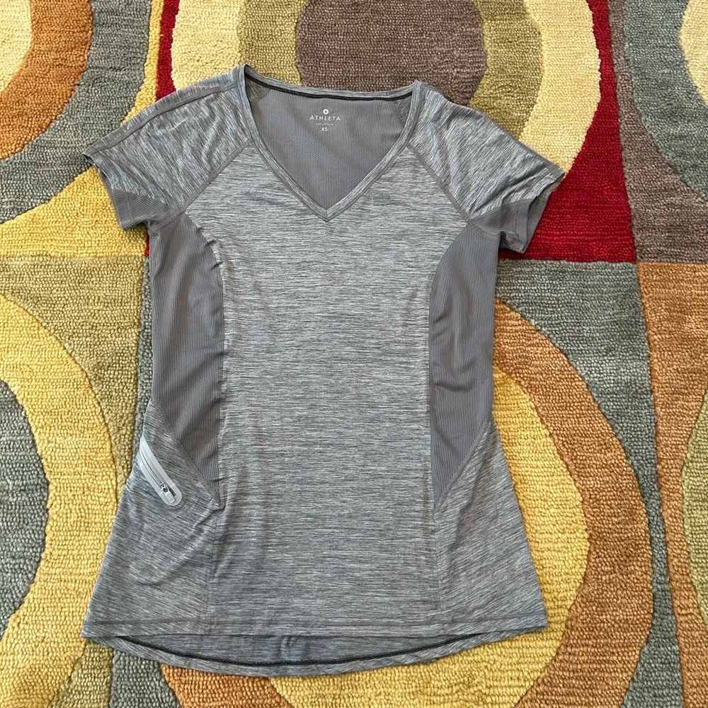Athleta Forerunner Tee Shirt Short Sleeve Top Grey Zipper Pocket Women’s XS